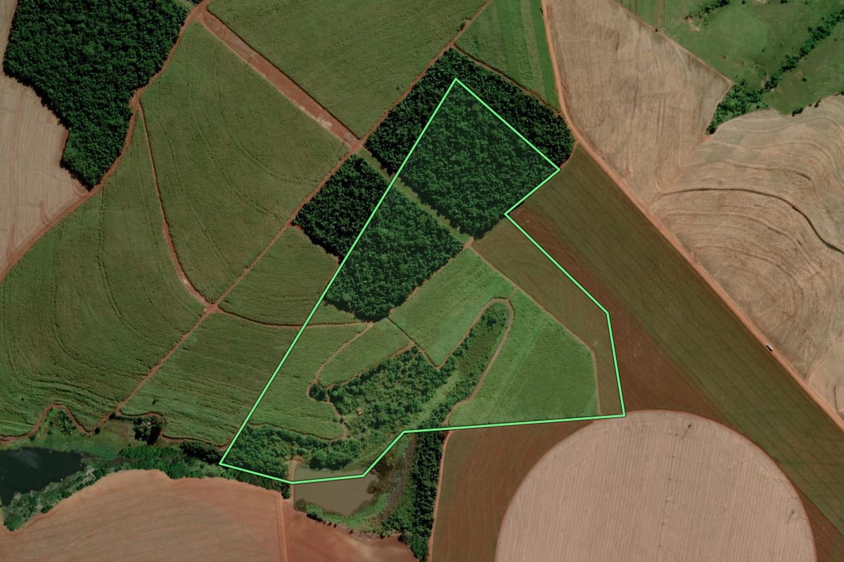 Imagem de satélite do imóvel rural em Itaí (SP), com o contorno declarado no CAR desenhado por cima.