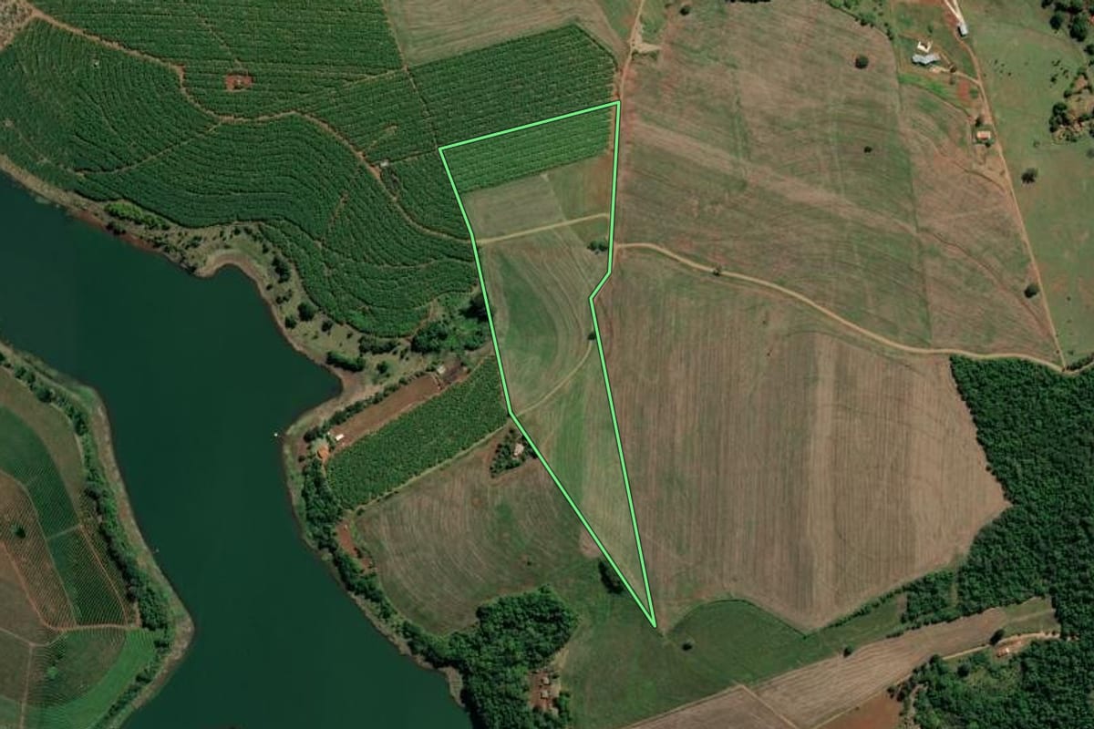 Imagem de satélite do imóvel rural em Itaí (SP), com o contorno declarado no CAR desenhado por cima.