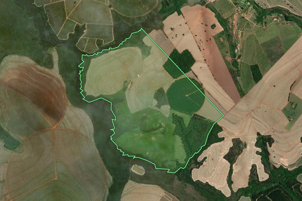 Imagem de satélite do imóvel rural em Itaí (SP), com o contorno declarado no CAR desenhado por cima.