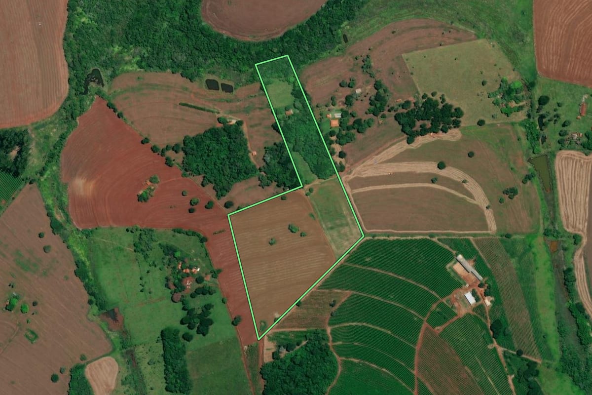 Imagem de satélite do imóvel rural em Itaí (SP), com o contorno declarado no CAR desenhado por cima.