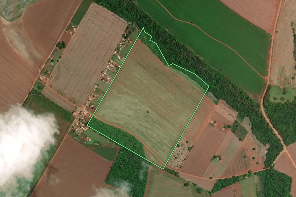 Imagem de satélite do imóvel rural em Itaí (SP), com o contorno declarado no CAR desenhado por cima.