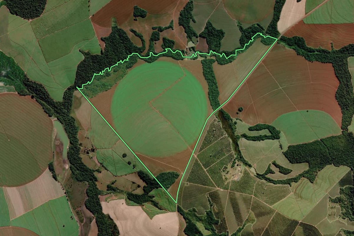 Imagem de satélite do imóvel rural em Itaí (SP), com o contorno declarado no CAR desenhado por cima.