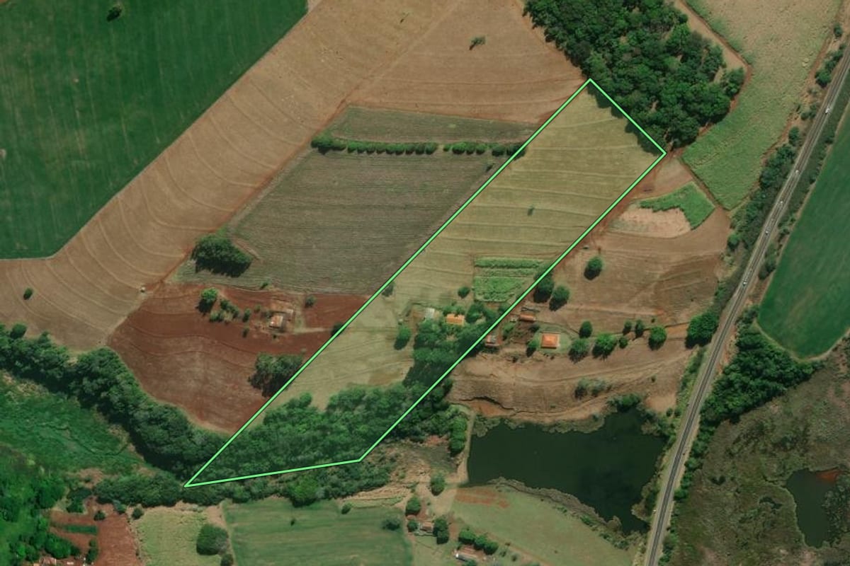 Imagem de satélite do imóvel rural em Itaí (SP), com o contorno declarado no CAR desenhado por cima.