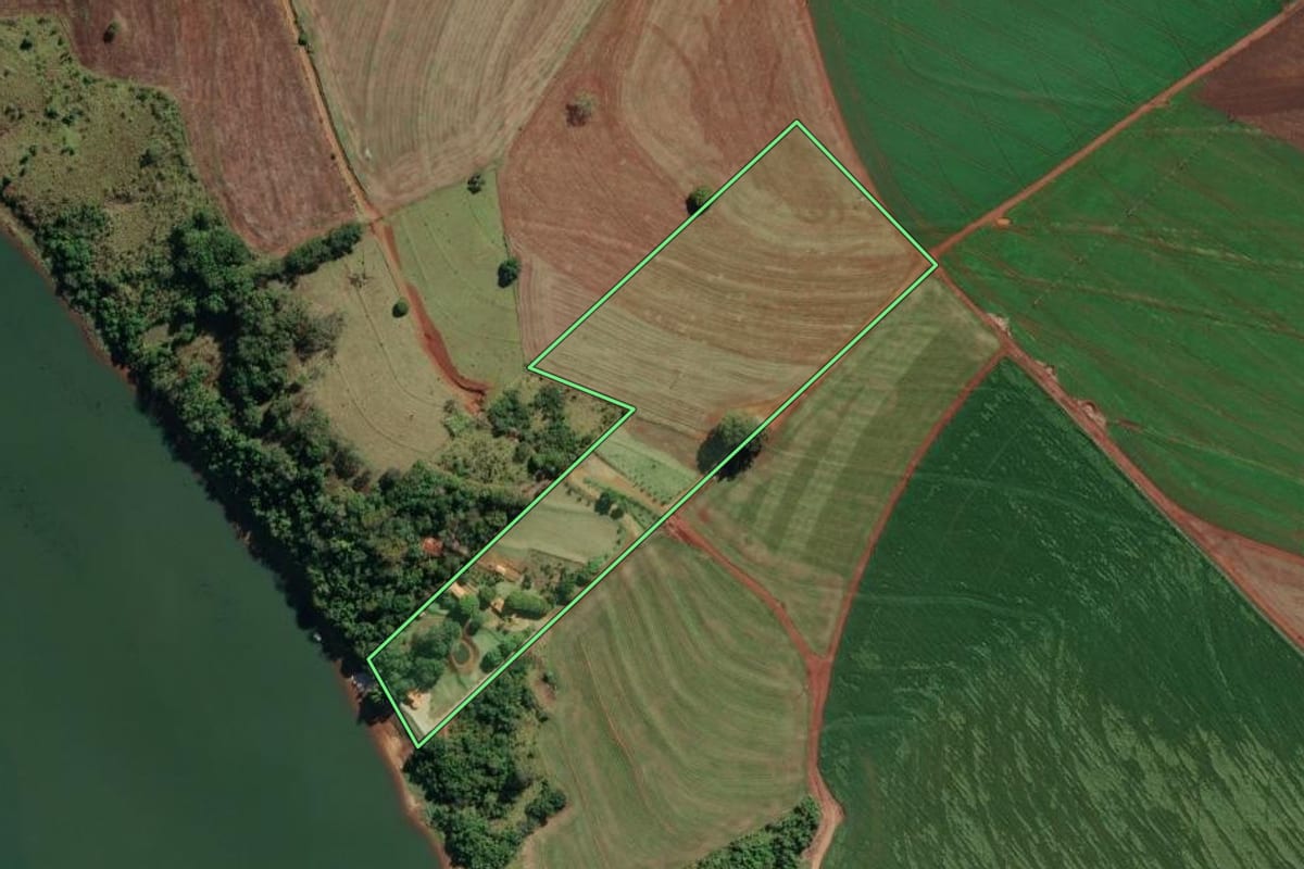 Imagem de satélite do imóvel rural em Itaí (SP), com o contorno declarado no CAR desenhado por cima.