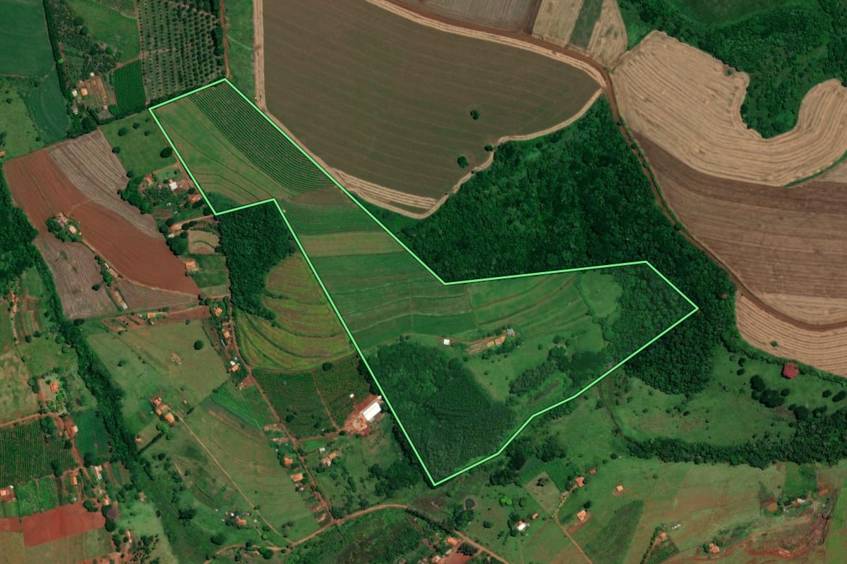 Imagem de satélite do imóvel rural em Itaí (SP), com o contorno declarado no CAR desenhado por cima.