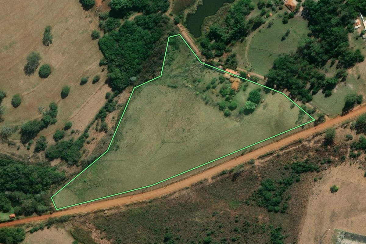 Imagem de satélite do imóvel rural em Itaí (SP), com o contorno declarado no CAR desenhado por cima.
