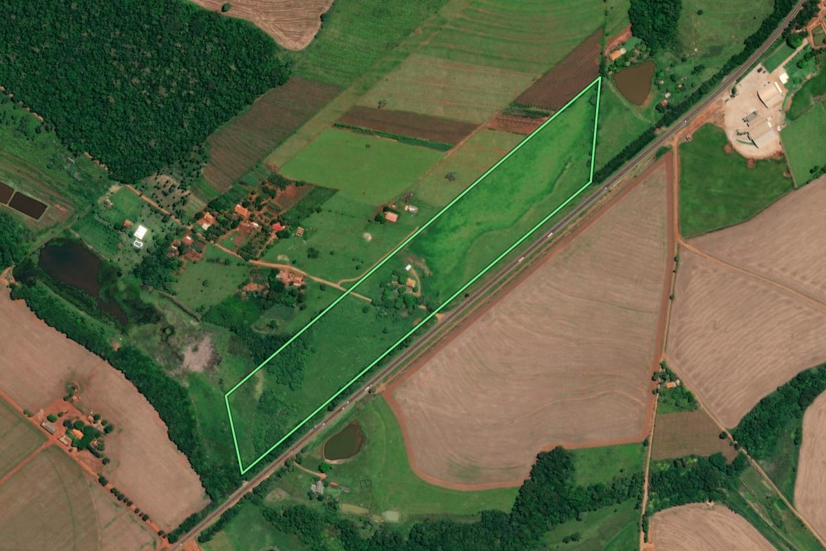 Imagem de satélite do imóvel rural em Itaí (SP), com o contorno declarado no CAR desenhado por cima.