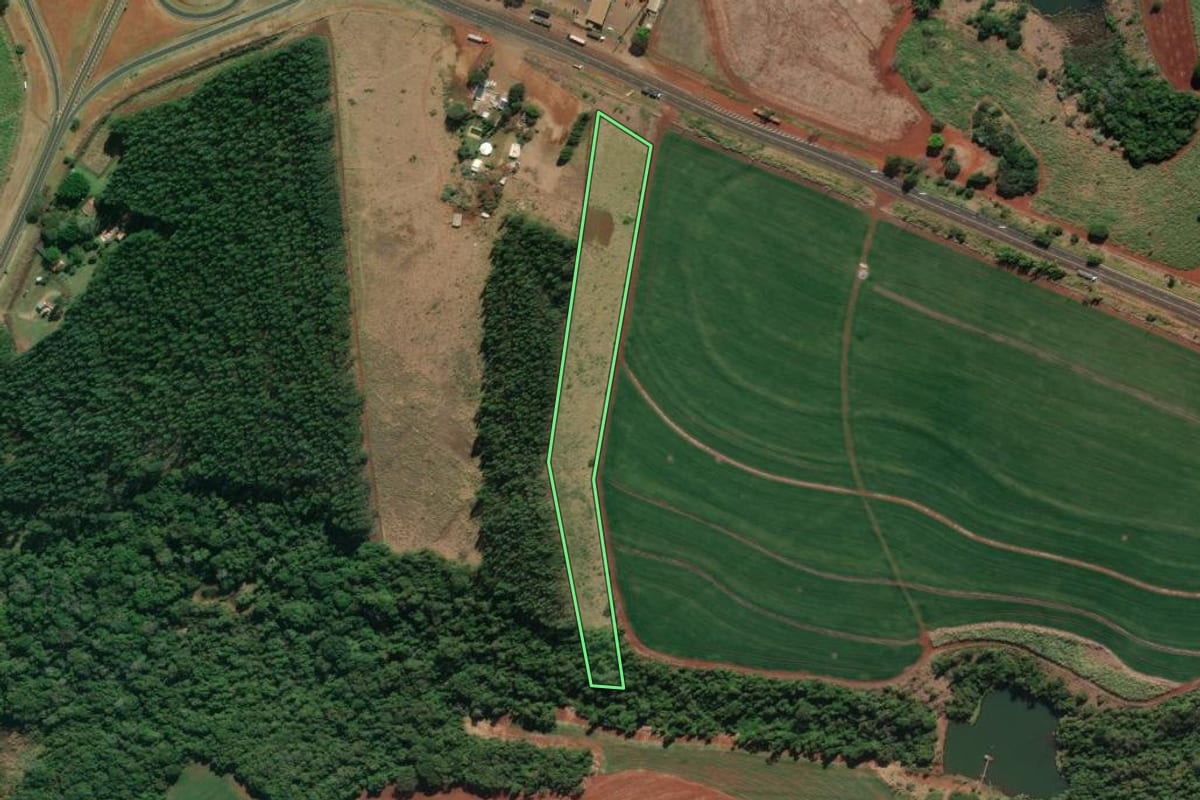 Imagem de satélite do imóvel rural em Itaí (SP), com o contorno declarado no CAR desenhado por cima.