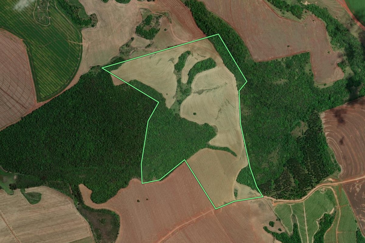 Imagem de satélite do imóvel rural em Itaí (SP), com o contorno declarado no CAR desenhado por cima.