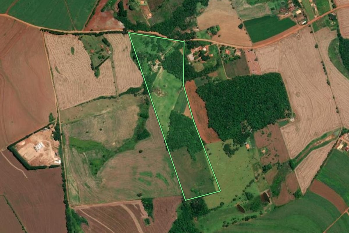 Imagem de satélite do imóvel rural em Itaí (SP), com o contorno declarado no CAR desenhado por cima.