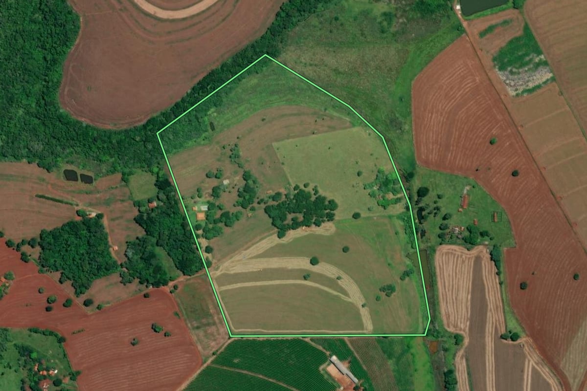 Imagem de satélite do imóvel rural em Itaí (SP), com o contorno declarado no CAR desenhado por cima.