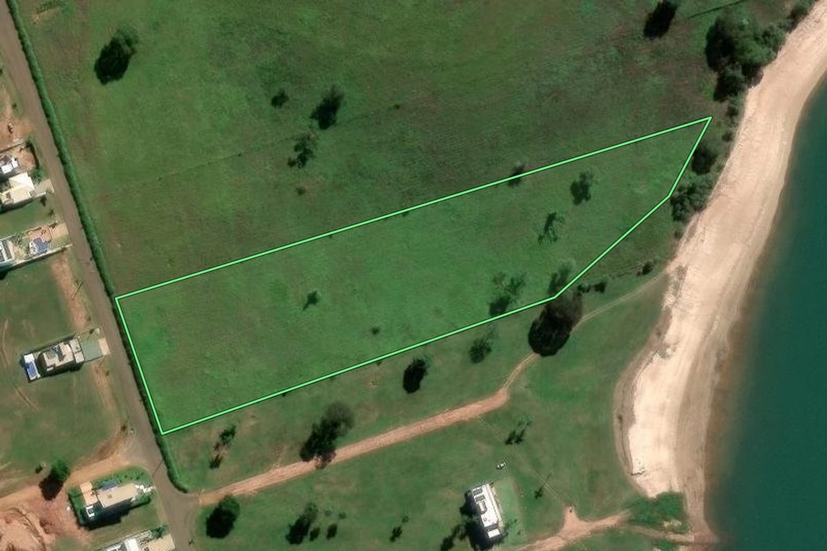 Imagem de satélite do imóvel rural em Itaí (SP), com o contorno declarado no CAR desenhado por cima.