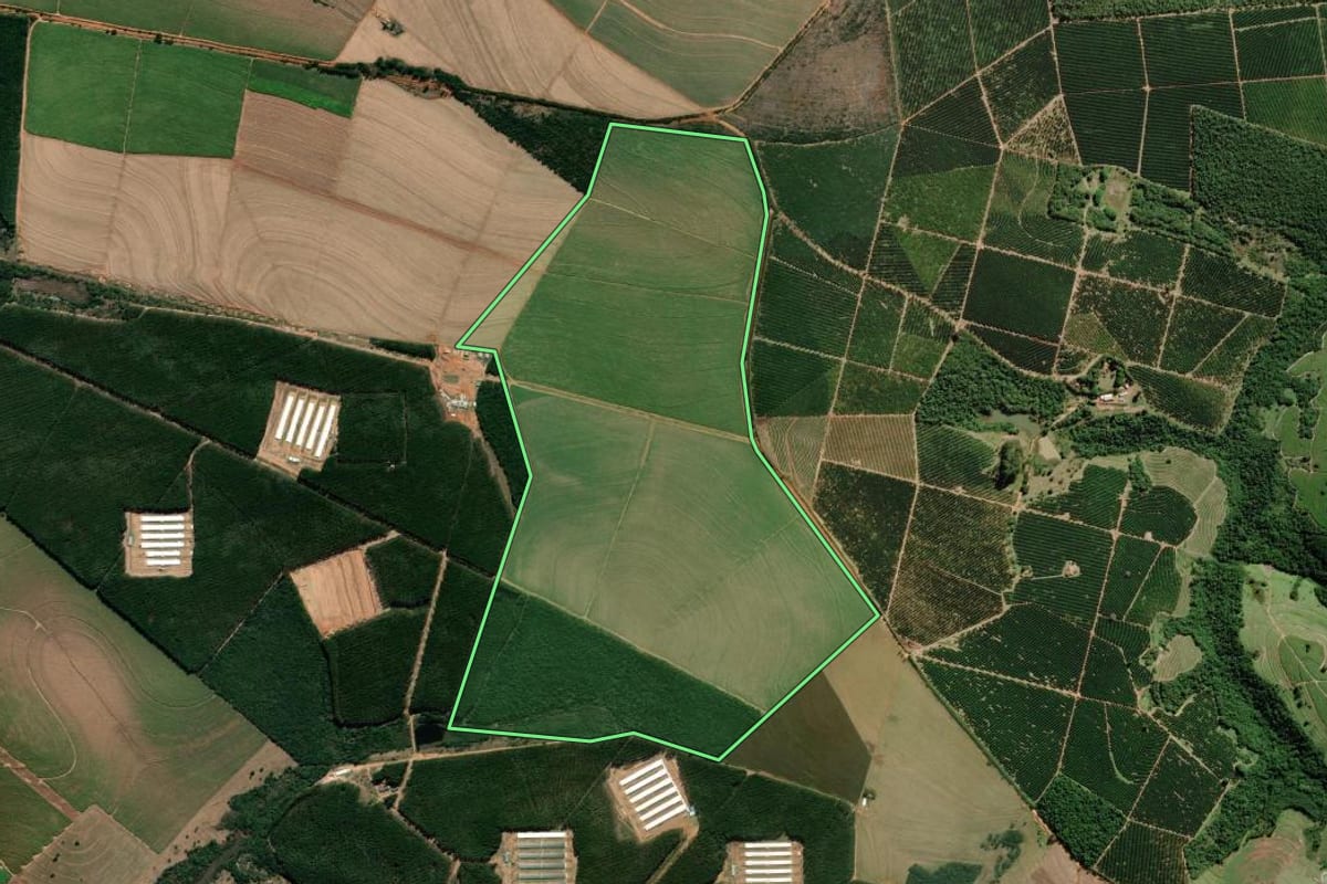 Imagem de satélite do imóvel rural em Itaí (SP), com o contorno declarado no CAR desenhado por cima.