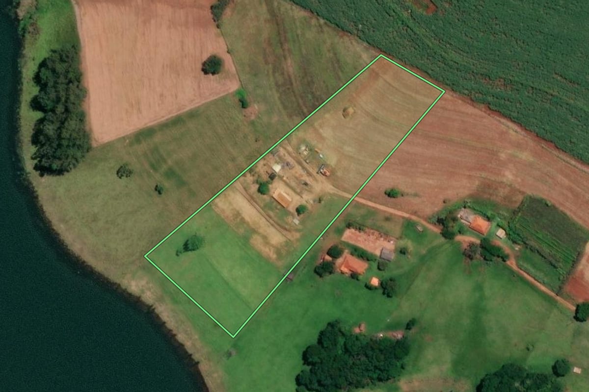 Imagem de satélite do imóvel rural em Itaí (SP), com o contorno declarado no CAR desenhado por cima.
