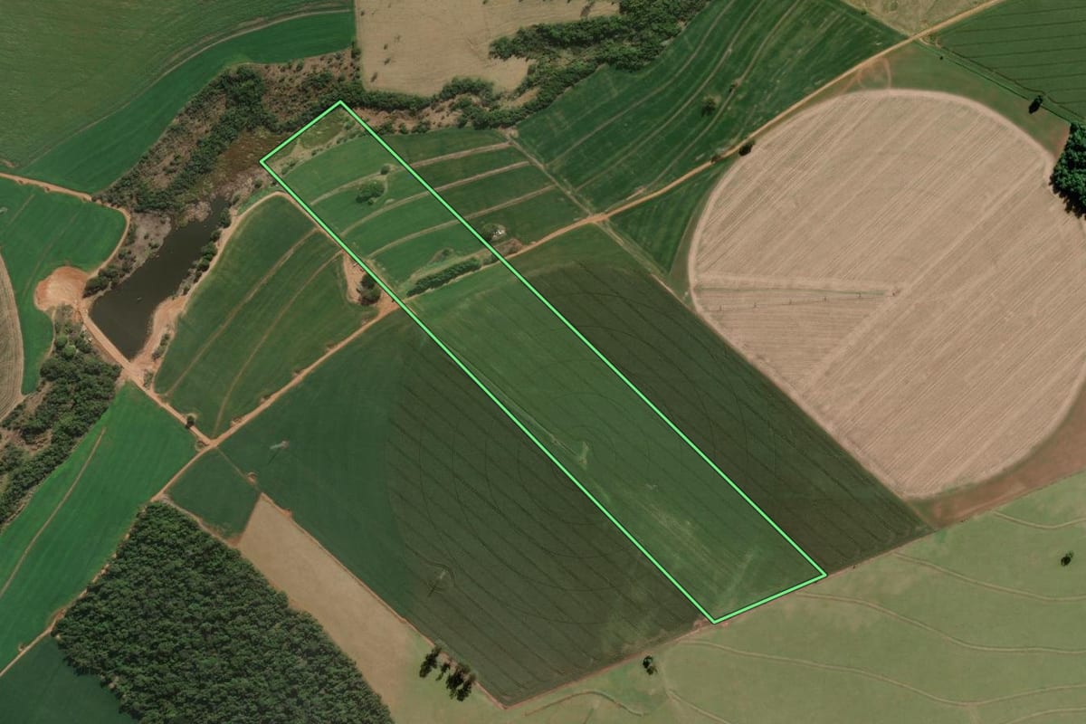 Imagem de satélite do imóvel rural em Itaí (SP), com o contorno declarado no CAR desenhado por cima.
