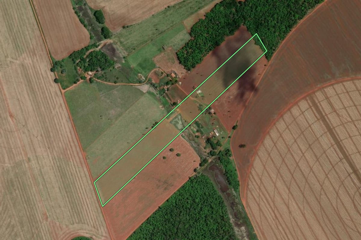 Imagem de satélite do imóvel rural em Itaí (SP), com o contorno declarado no CAR desenhado por cima.
