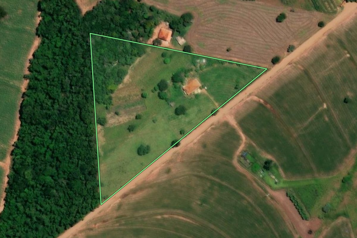 Imagem de satélite do imóvel rural em Itaí (SP), com o contorno declarado no CAR desenhado por cima.