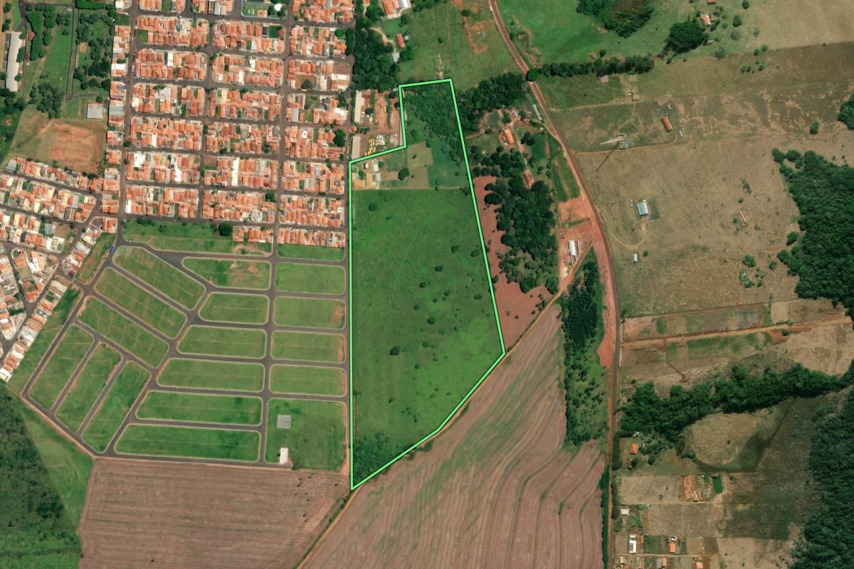 Imagem de satélite do imóvel rural em Itaí (SP), com o contorno declarado no CAR desenhado por cima.