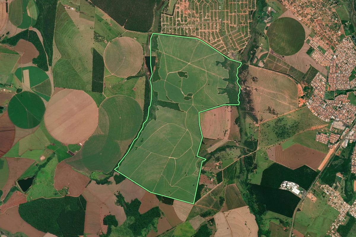 Imagem de satélite do imóvel rural em Itaí (SP), com o contorno declarado no CAR desenhado por cima.