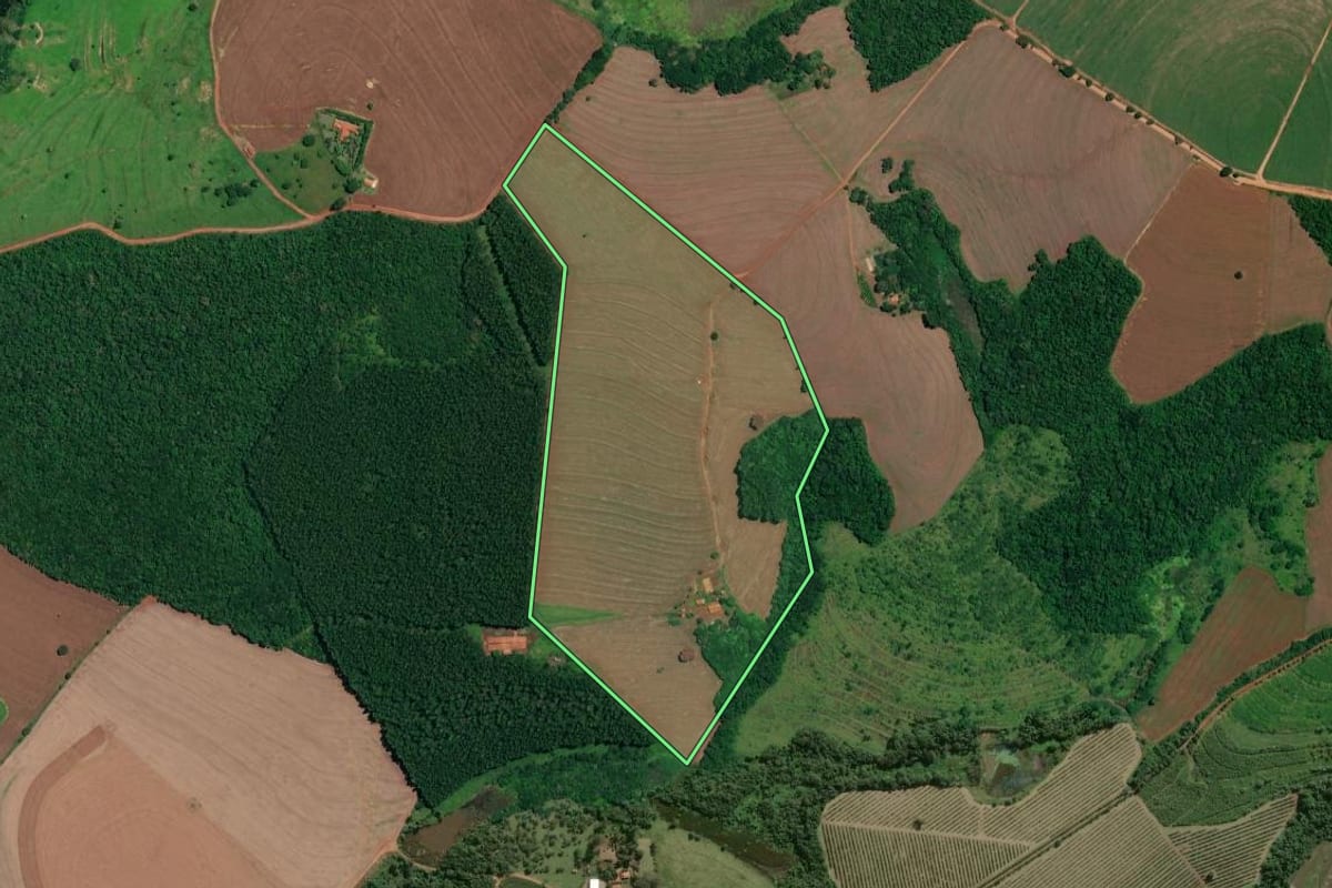 Imagem de satélite do imóvel rural em Itaí (SP), com o contorno declarado no CAR desenhado por cima.
