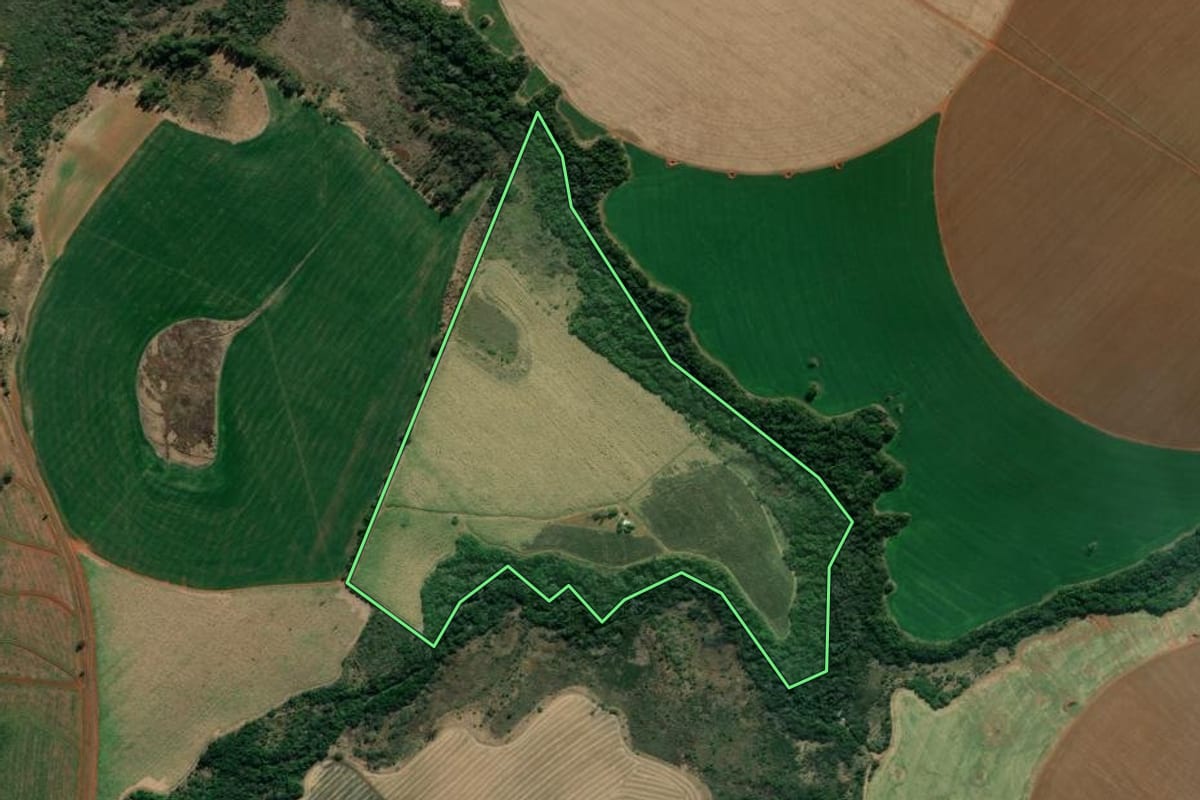 Imagem de satélite do imóvel rural em Itaí (SP), com o contorno declarado no CAR desenhado por cima.