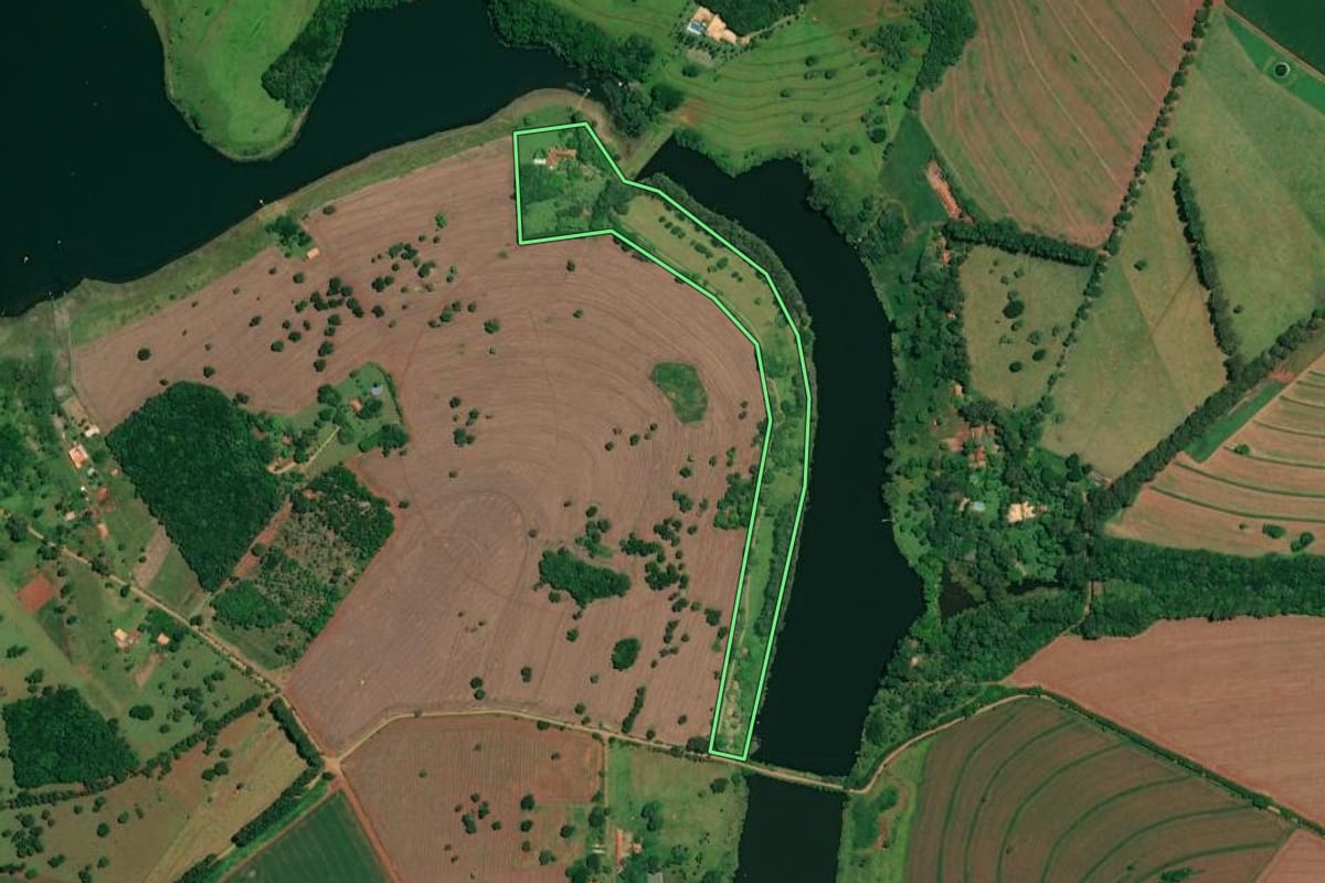 Imagem de satélite do imóvel rural em Itaí (SP), com o contorno declarado no CAR desenhado por cima.