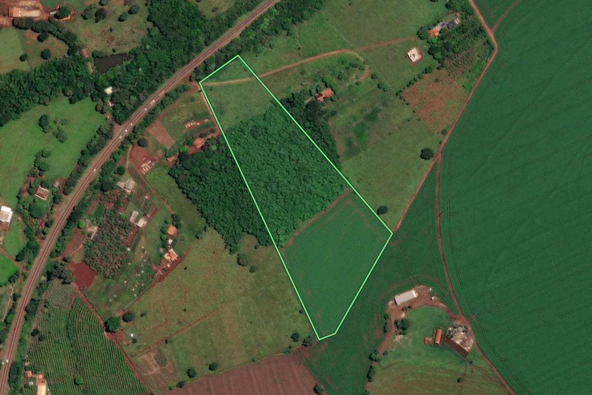 Imagem de satélite do imóvel rural em Itaí (SP), com o contorno declarado no CAR desenhado por cima.
