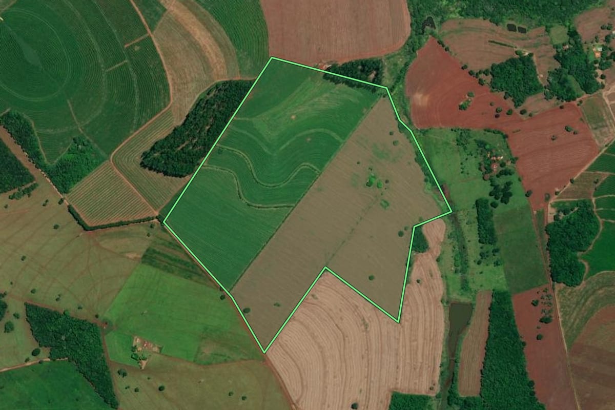 Imagem de satélite do imóvel rural em Itaí (SP), com o contorno declarado no CAR desenhado por cima.