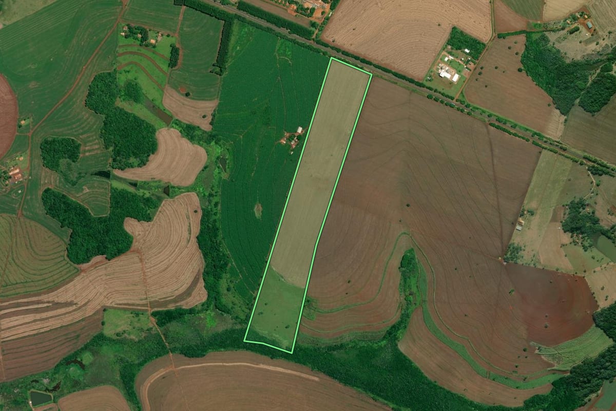 Imagem de satélite do imóvel rural em Itaí (SP), com o contorno declarado no CAR desenhado por cima.