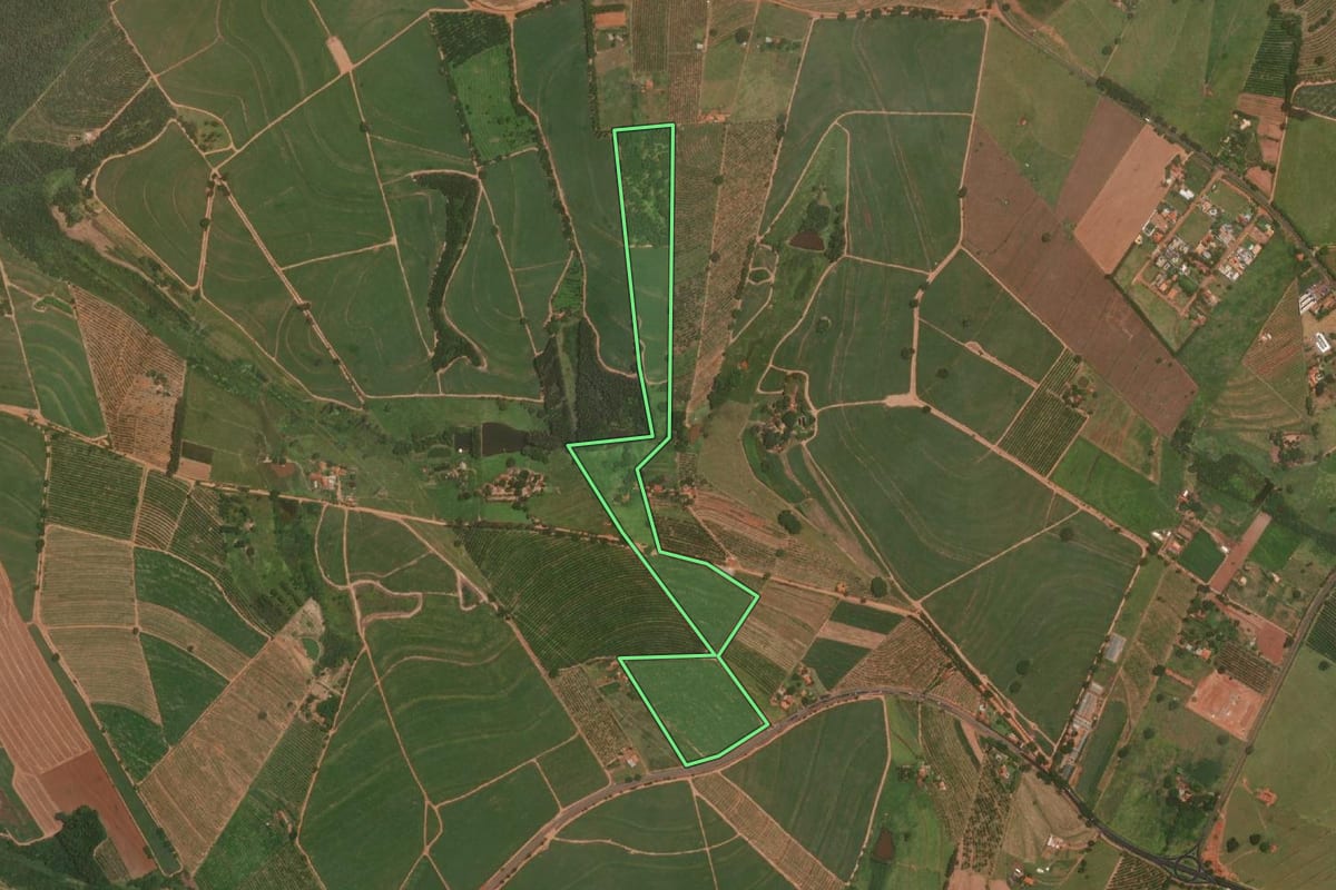 Imagem de satélite do imóvel rural em Itajobi (SP), com o contorno declarado no CAR desenhado por cima.