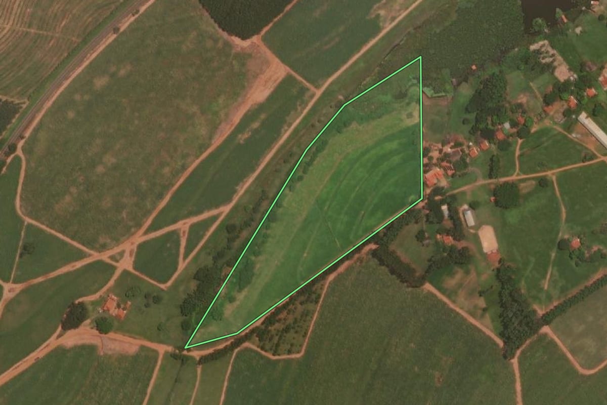 Imagem de satélite do imóvel rural em Itajobi (SP), com o contorno declarado no CAR desenhado por cima.