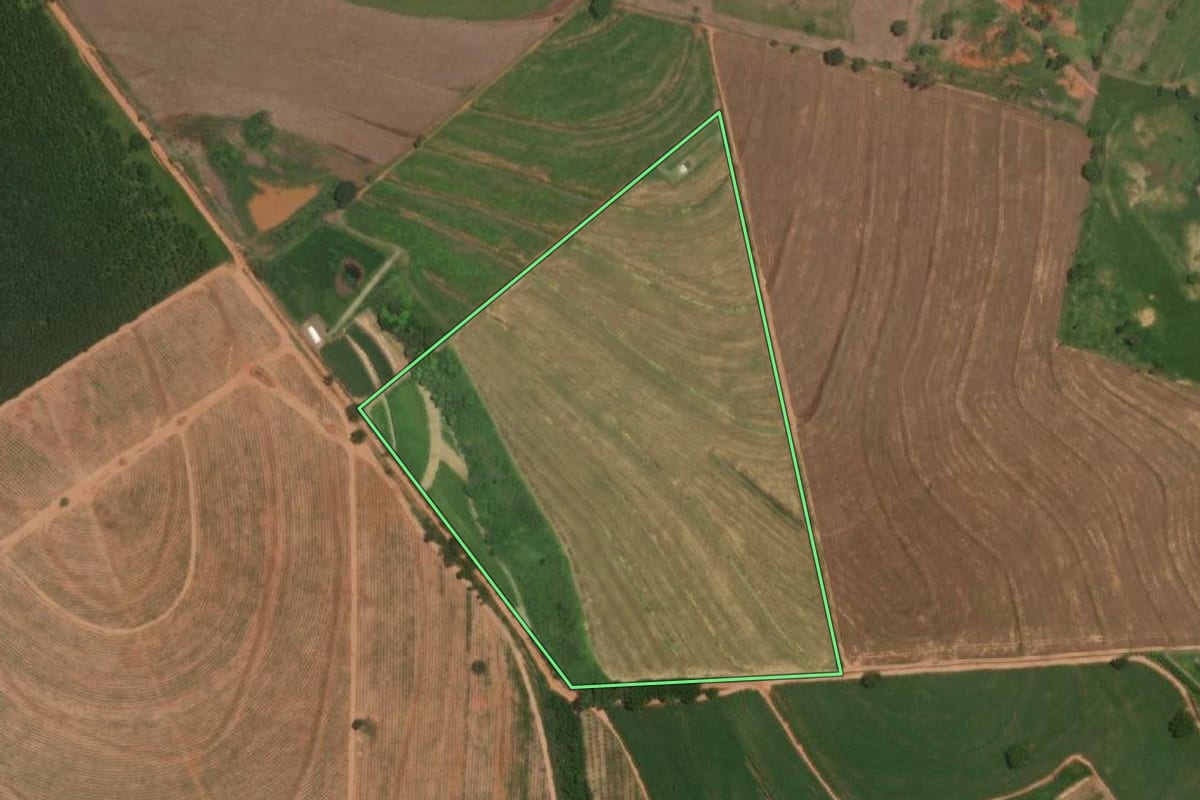 Imagem de satélite do imóvel rural em Itajobi (SP), com o contorno declarado no CAR desenhado por cima.