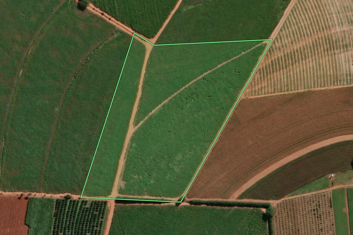 Imagem de satélite do imóvel rural em Itajobi (SP), com o contorno declarado no CAR desenhado por cima.