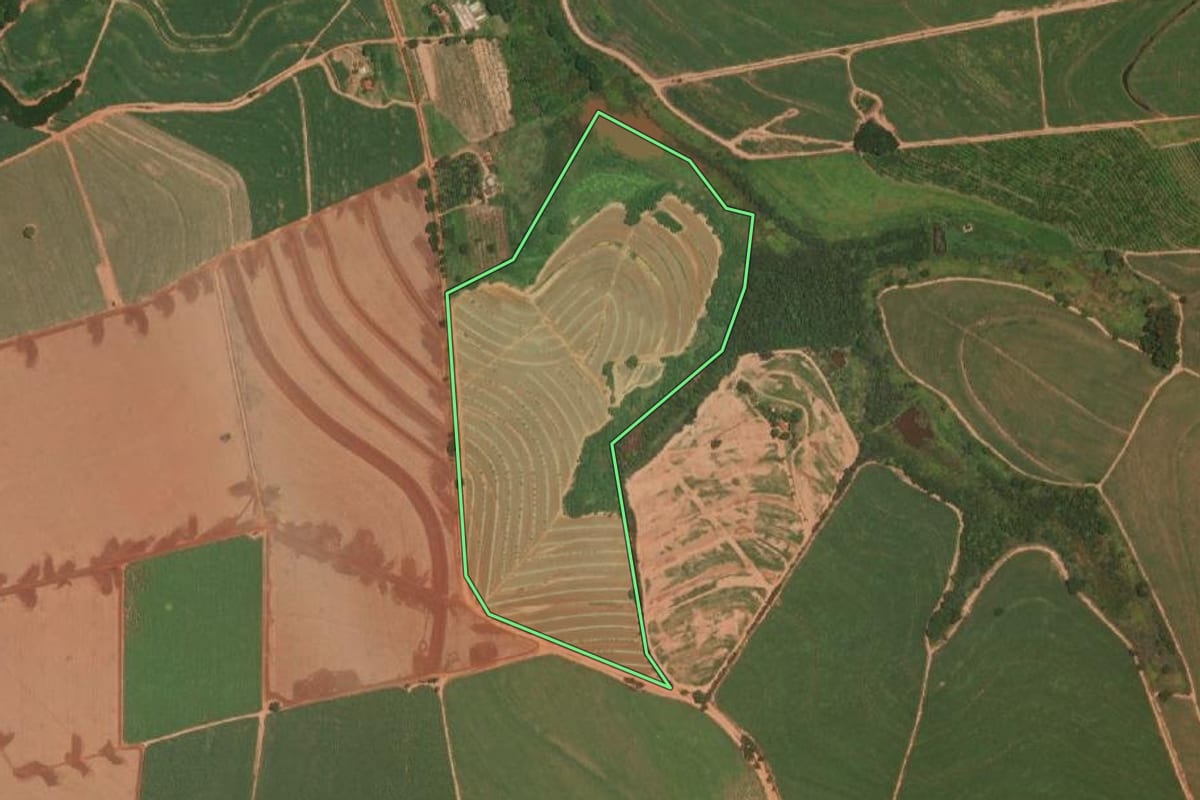 Imagem de satélite do imóvel rural em Itajobi (SP), com o contorno declarado no CAR desenhado por cima.