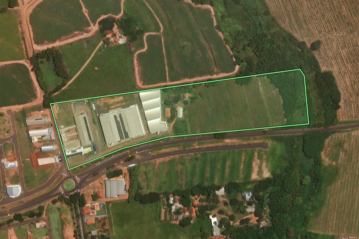 Imagem de satélite do imóvel rural em Itajobi (SP), com o contorno declarado no CAR desenhado por cima.