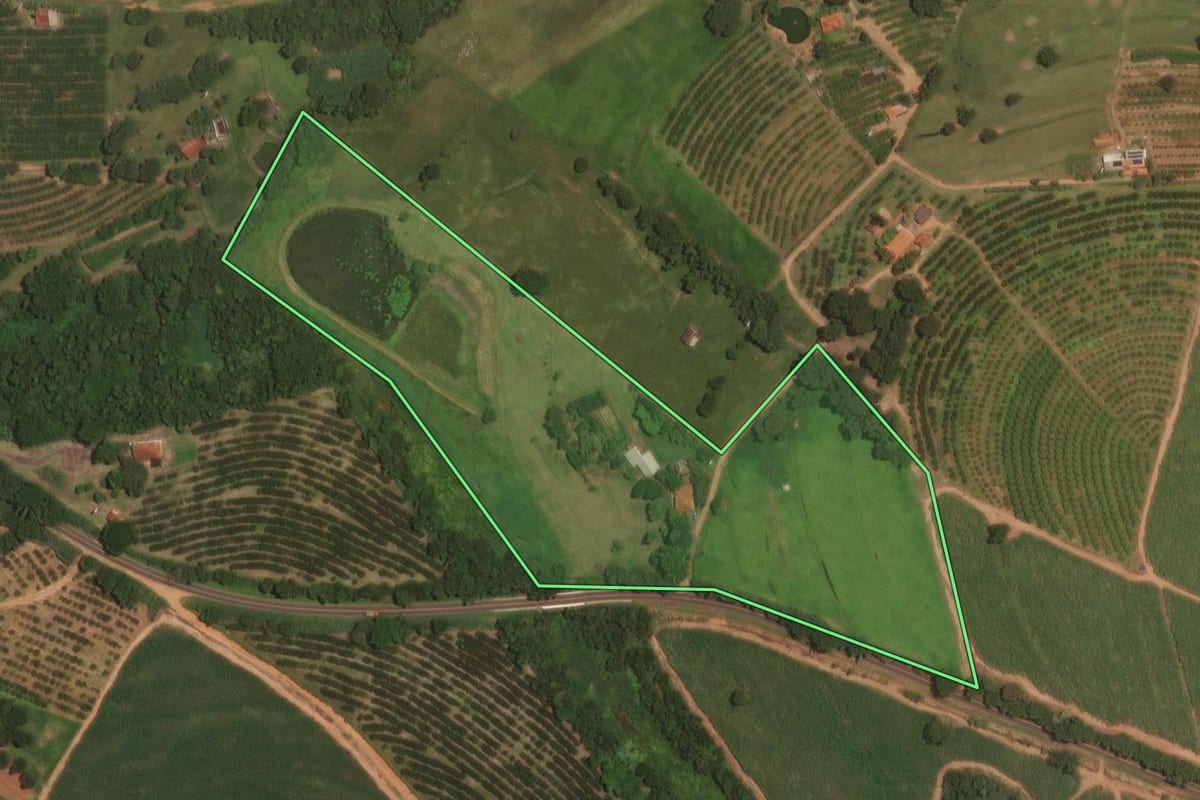 Imagem de satélite do imóvel rural em Itajobi (SP), com o contorno declarado no CAR desenhado por cima.