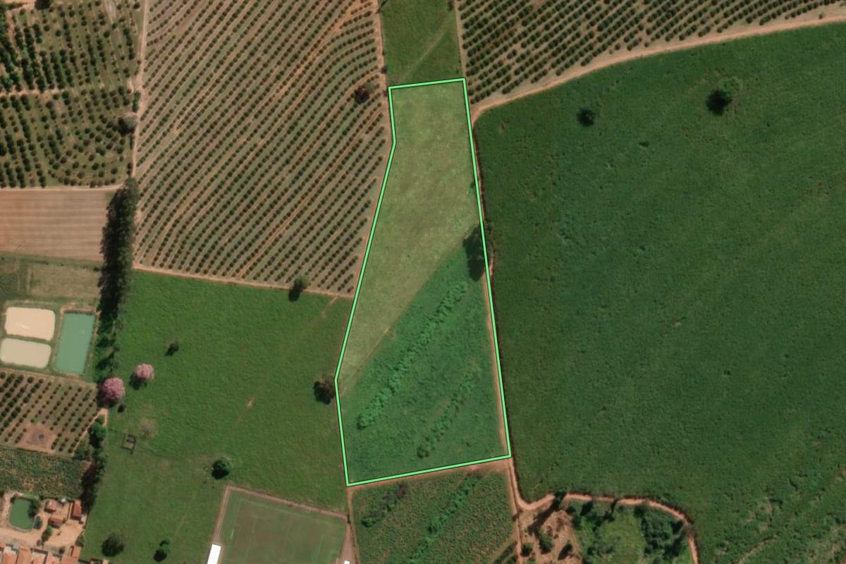 Imagem de satélite do imóvel rural em Itajobi (SP), com o contorno declarado no CAR desenhado por cima.