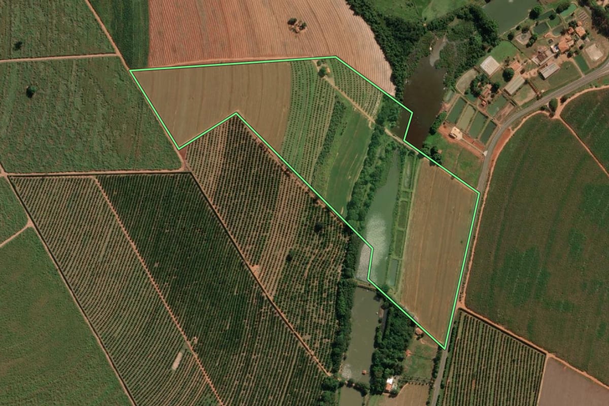 Imagem de satélite do imóvel rural em Itajobi (SP), com o contorno declarado no CAR desenhado por cima.