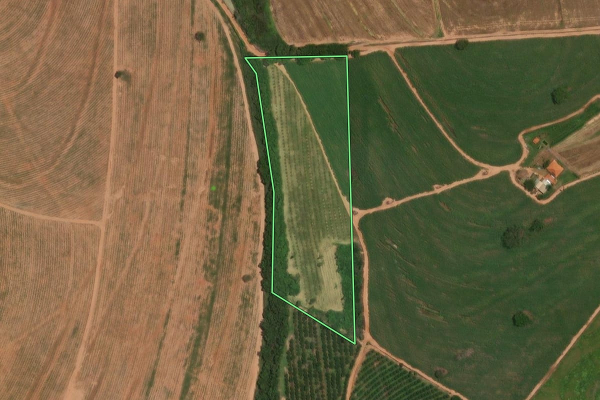Imagem de satélite do imóvel rural em Itajobi (SP), com o contorno declarado no CAR desenhado por cima.