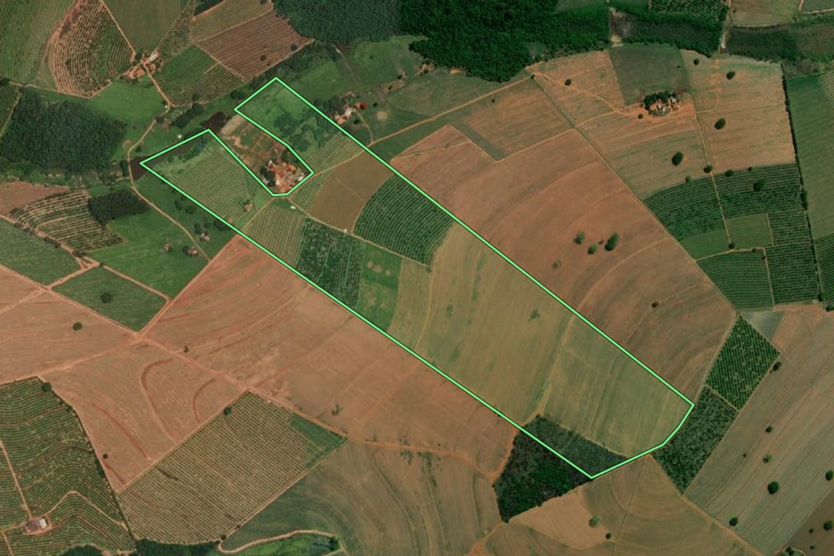 Imagem de satélite do imóvel rural em Itajobi (SP), com o contorno declarado no CAR desenhado por cima.