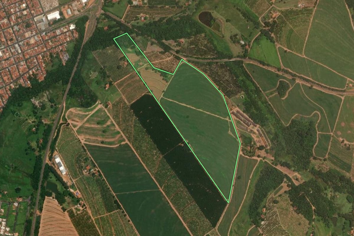 Imagem de satélite do imóvel rural em Itajobi (SP), com o contorno declarado no CAR desenhado por cima.