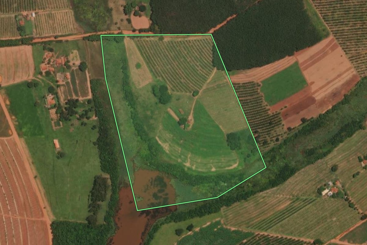Imagem de satélite do imóvel rural em Itajobi (SP), com o contorno declarado no CAR desenhado por cima.