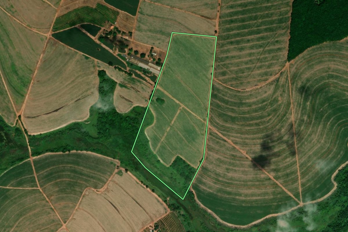 Imagem de satélite do imóvel rural em Itajobi (SP), com o contorno declarado no CAR desenhado por cima.