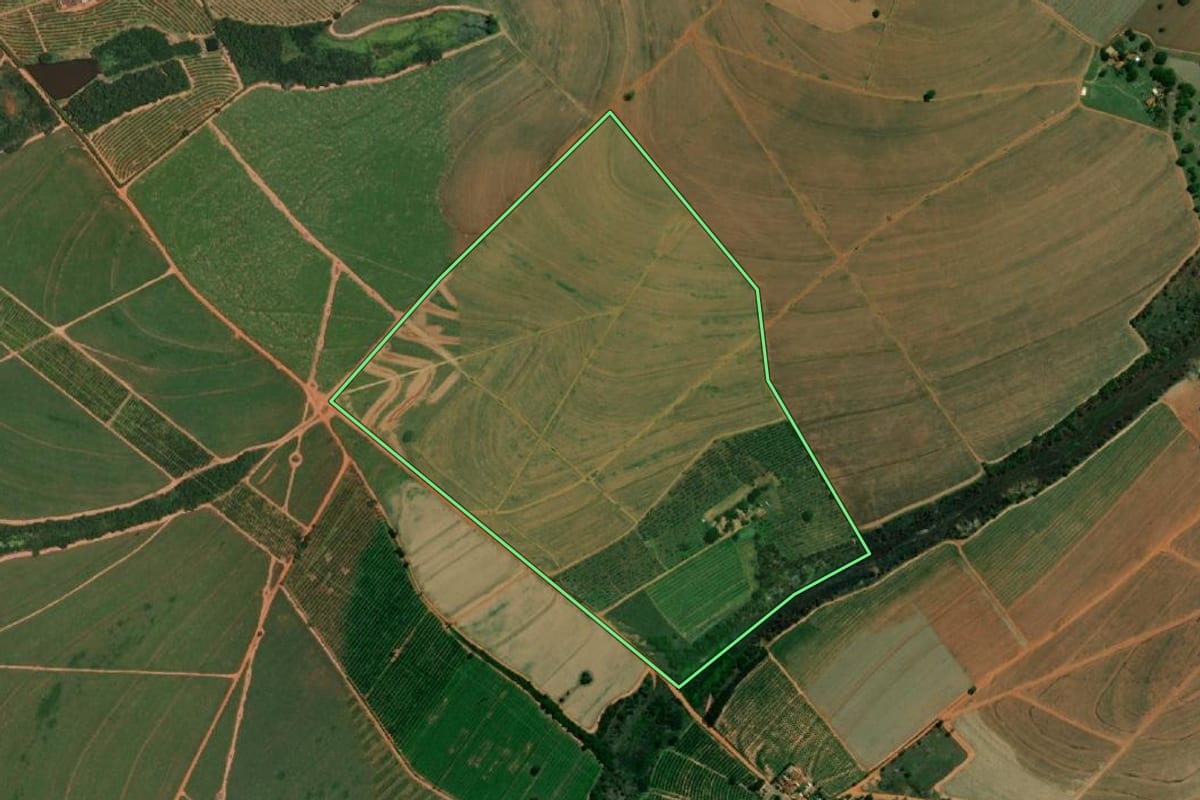 Imagem de satélite do imóvel rural em Itajobi (SP), com o contorno declarado no CAR desenhado por cima.