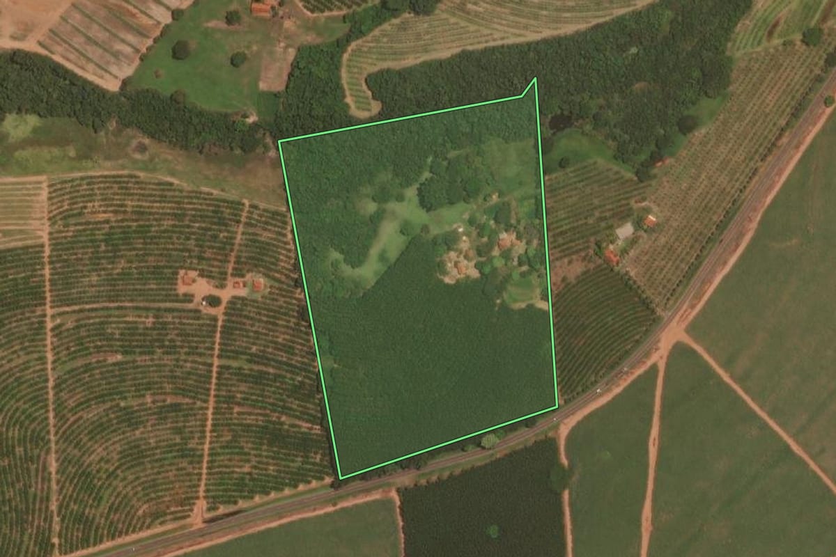 Imagem de satélite do imóvel rural em Itajobi (SP), com o contorno declarado no CAR desenhado por cima.