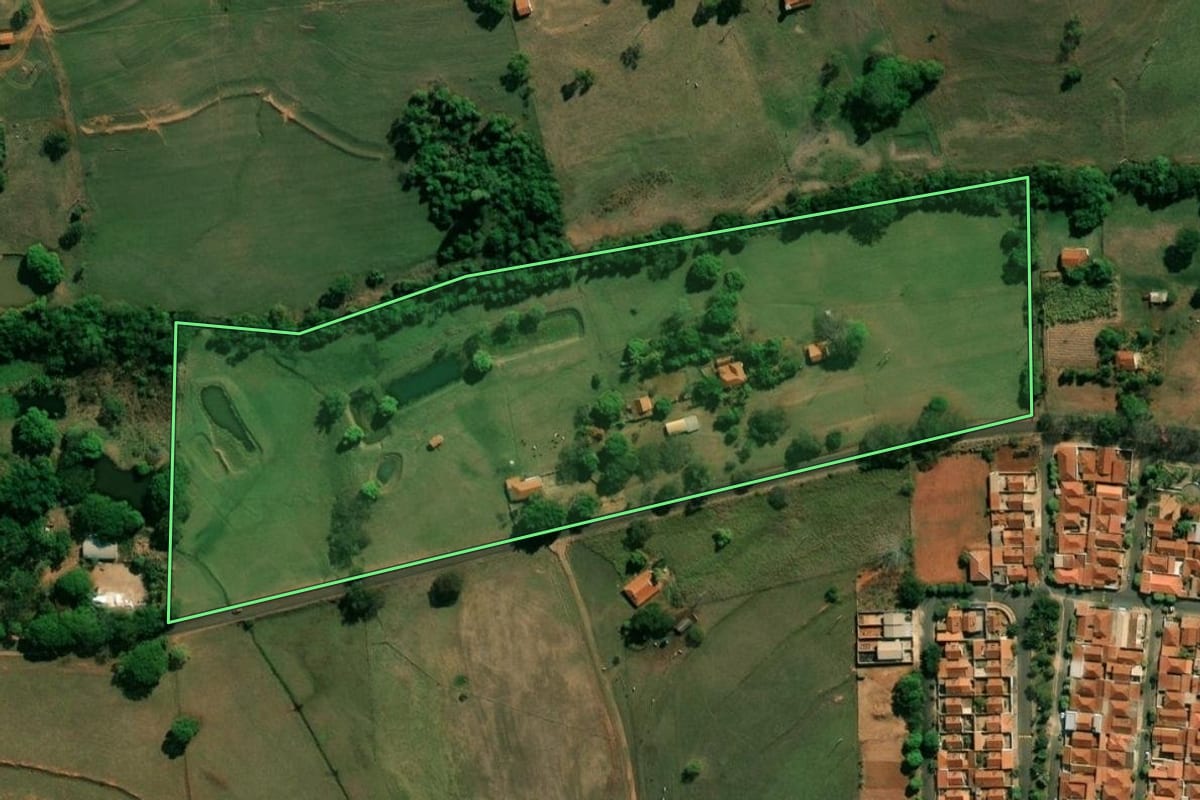 Imagem de satélite do imóvel rural em Itaju (SP), com o contorno declarado no CAR desenhado por cima.