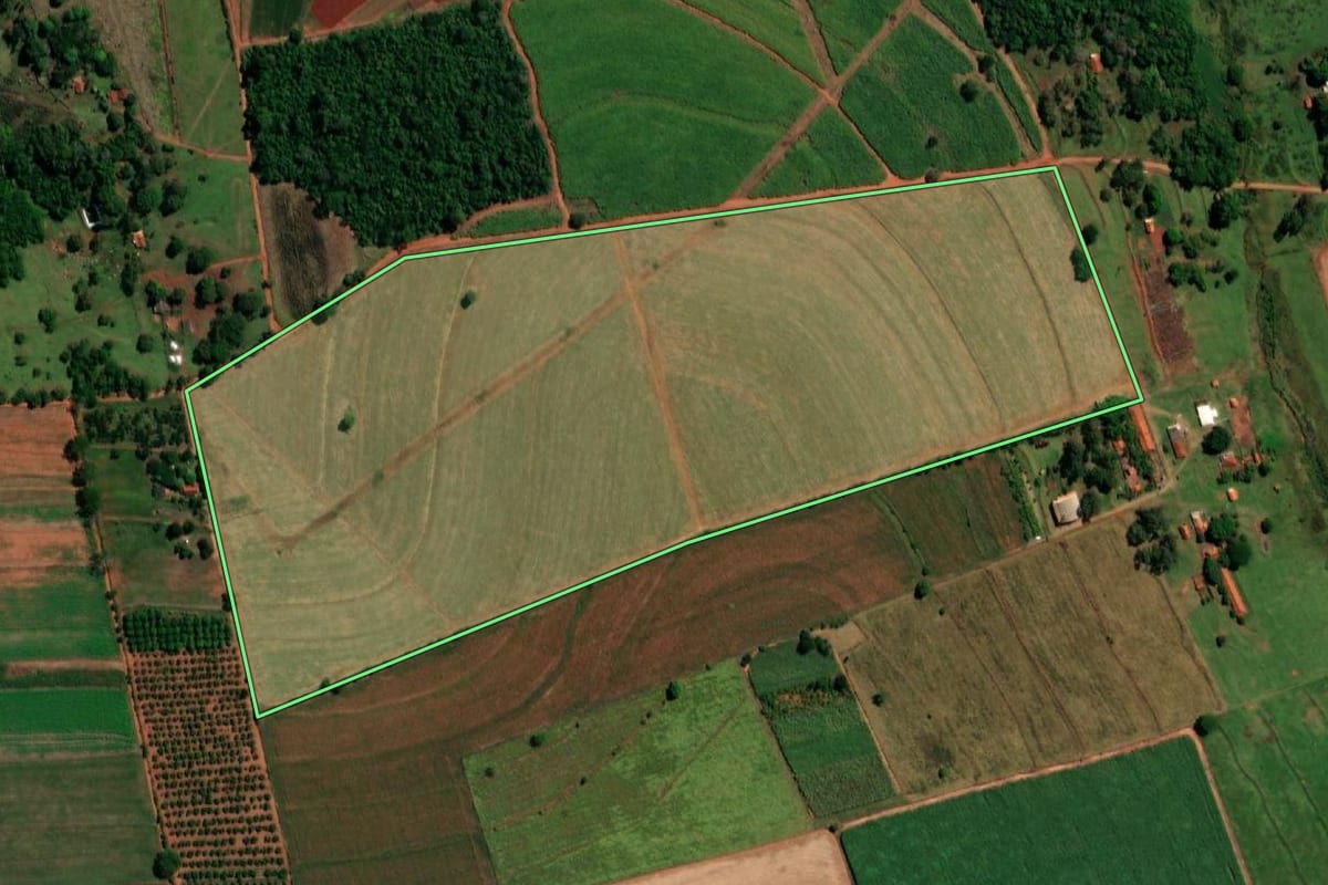 Imagem de satélite do imóvel rural em Itaju (SP), com o contorno declarado no CAR desenhado por cima.
