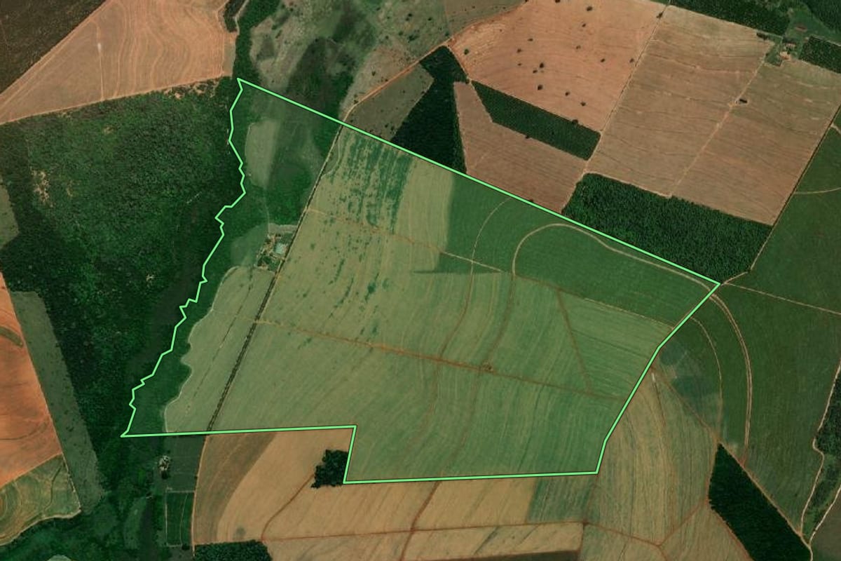 Imagem de satélite do imóvel rural em Itaju (SP), com o contorno declarado no CAR desenhado por cima.