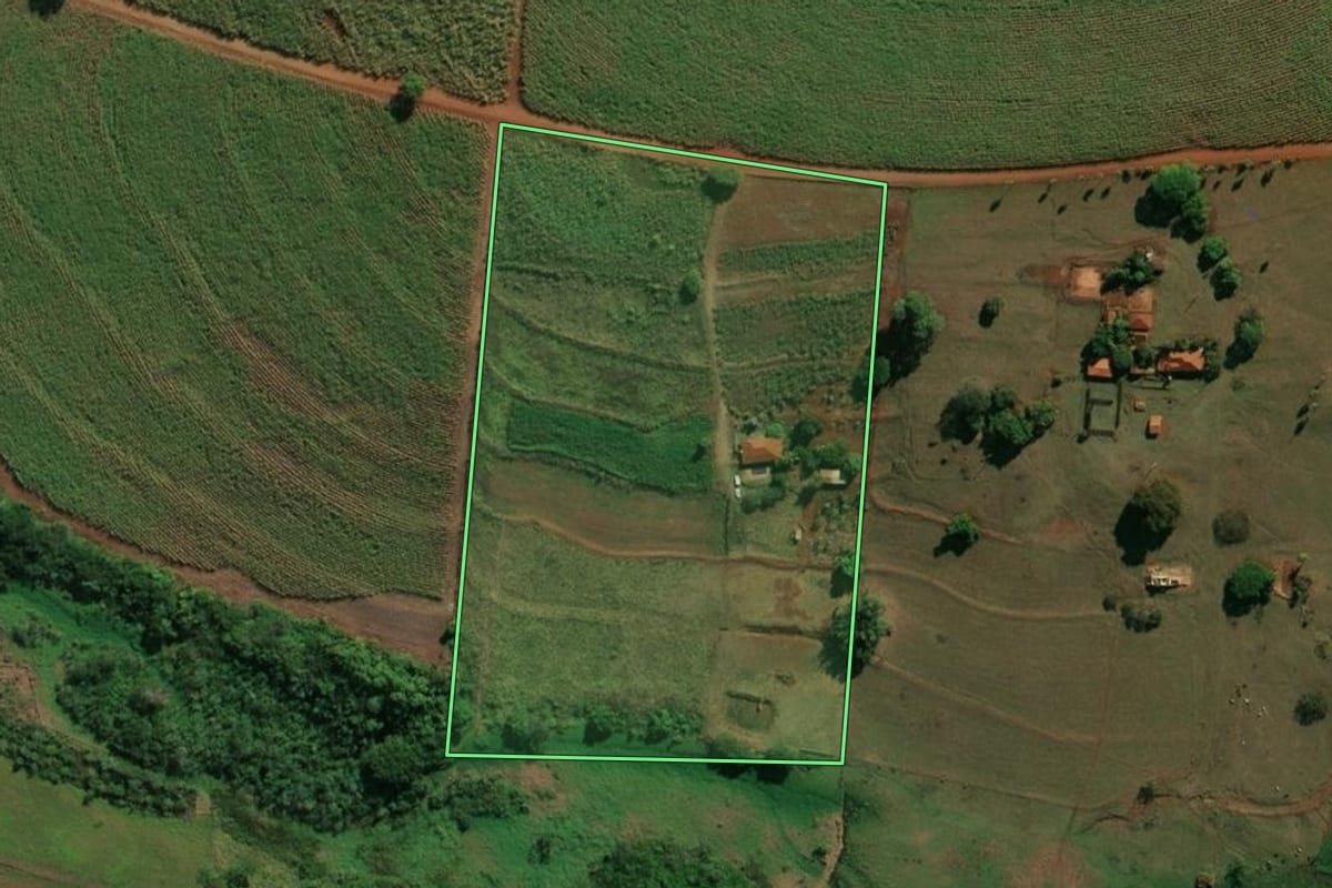 Imagem de satélite do imóvel rural em Itaju (SP), com o contorno declarado no CAR desenhado por cima.