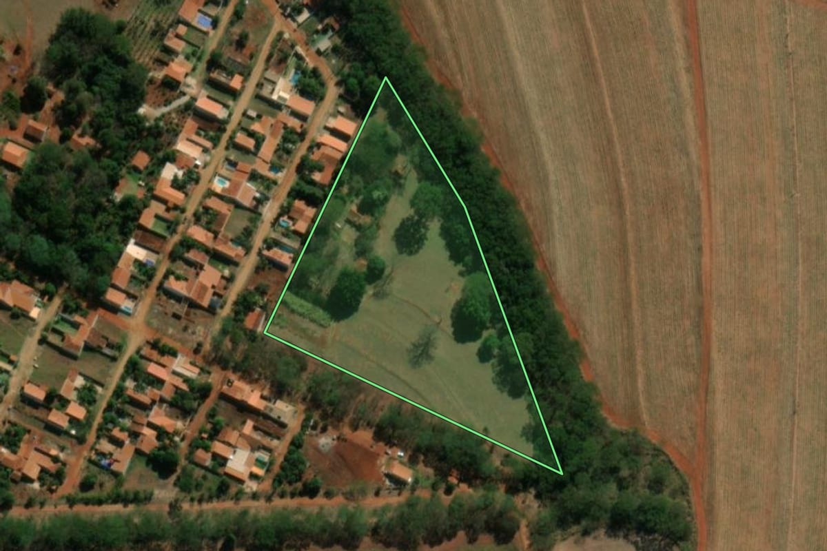 Imagem de satélite do imóvel rural em Itaju (SP), com o contorno declarado no CAR desenhado por cima.